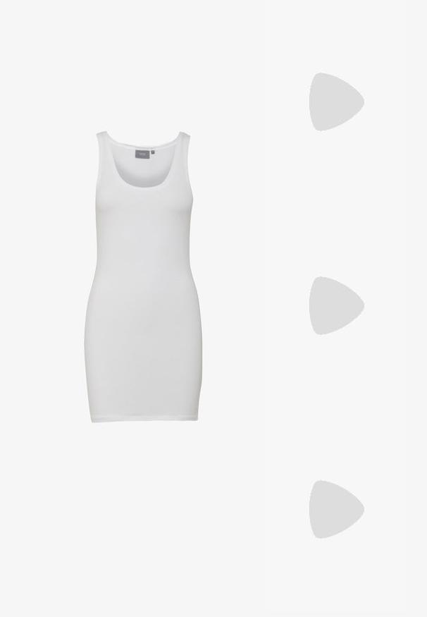 Witte tankjurk met een ronde hals, gemaakt van gladde, rekbare stof. Mouwloos ontwerp met een aansluitende silhouet dat tot midden boven de dij reikt.; Witte high heel schoen van soepel materiaal met een puntige neus en enkelbandje. Heeft een lichtbruine binnenkant en goudkleurige hardware accent.; Witte leren handtas met een gestructureerd ontwerp, voorzien van een magneetsluiting en een schouderriem, tentoongesteld tegen een neutrale achtergrond.; Goudkleurige oorbellen set met drie paar: textuur ovalen studs, golvende ontwerp studs en grote ring oorbellen met gelaagde ribbels.