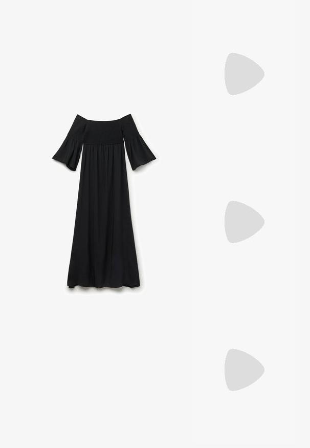 Czarna maxi sukienka z odkrytymi ramionami, z marszczonym gorsetem, krótkimi, rozkloszowanymi rękawami oraz zwiewnym materiałem, charakteryzująca się prostym i eleganckim wzornictwem.; Czarne lakierowane buty typu slingback z ostrym noskiem, paskami na kostkach z srebrnymi klamrami i elementami metalowymi oraz smukłym obcasem.; Czarna skórzana torebka o zakrzywionym kształcie, z odpinanym paskiem i złotymi akcentami. Torebka posiada klapę z zapięciem w kształcie klamry.; Złote kolczyki w odcieniu, prezentujące teksturowane, faliste kształty. Zawierają rzeźbiarskie klipsy i otwarty projekt kółek z młotkowanym wykończeniem.