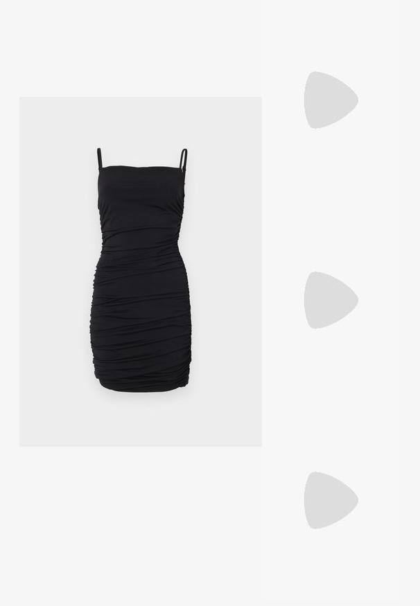 Zwarte mouwloze jurk gemaakt van elastische stof, met een gerimpeld ontwerp doorheen, verstelbare spaghettibandjes en een aansluitende pasvorm.; Zwarte body met lange mouwen, V-hals en een aansluitende silhouet. Gemaakt van glanzende, gladde stof met een gestructureerde kraag en manchetten.; Zwarte gepatineerde leren sandaal met drie banden, enkelgesp en 10 cm hoge stiletto hak. Bevat gouden hardwaredetails en een logo charm.; Zwarte handtas met studded embellishments, een kettingriem en een soepel leren handvat, met een afgeronde vorm en een ritscompartiment.