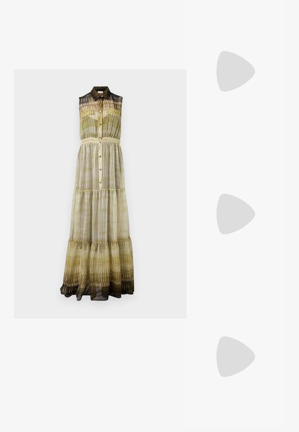 Maxi šaty bez rukávů v zeleno-černém přechodu. Mají límeček, přední knoflíky, tištěný design a lehkou, průsvitnou strukturu.; Černé lakované kožené lodičky na vysokém podpatku s špičatou špičkou, nastavitelným páskem kolem kotníku a otevřenými stranami. Hladká textura.; Černá kabelka se strukturovaným tvarem, hladkým povrchem a kovovým uzávěrem. Kombinována s širokými černými kalhotami a sandály s otevřenou špičkou na dřevěné podlaze.; Zlaté kruhové náušnice s texturovaným designem a třemi jasnými krystalovými akcenty na jedné straně, které nabízejí moderní geometrickou estetiku.