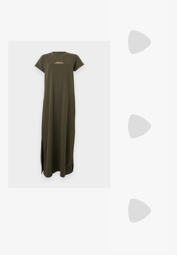 Oliwkowa maxi sukienka z krótkimi rękawami, okrągłym dekoltem i bocznymi rozcięciami. Posiada złote logo "BARBOUR INTERNATIONAL" na klatce piersiowej.; Czarny but na obcasie typu slingback z ostro zakończonym noskiem, z niskim obcasem, wykonany z gładkiej skóry, z wycięciem po boku dla lepszej wentylacji.; Czarna skórzana torba na ramię o miękkiej fakturze, w kształcie trójkąta, z regulowanym paskiem, połączona z jasnoniebieską koszulą w paski i białymi spodniami.; Trzy metalowe pierścienie: jeden w różowym złocie, jeden złoty z teksturowanymi akcentami, oraz jeden srebrny, wszystkie z wygrawerowanym brandingiem na wewnętrznej stronie.