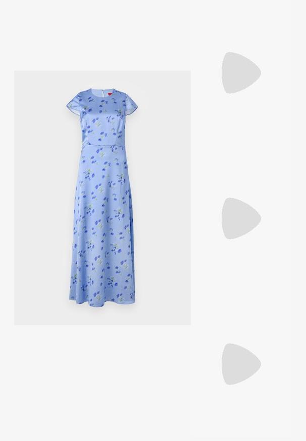 Robe à imprimé floral bleu clair, manches courtes, encolure ronde, silhouette en A, avec des fleurs vertes et bleues, fermeture éclair dans le dos.; Chaussures slingback en cuir verni noir avec un bout pointu, des détails en métal argenté et un faible talon bloc. Texture lisse et brillante tout au long.; Sac bandoulière en cuir noir avec une texture lisse, de forme rectangulaire et un détail en chaîne métallique à l'avant. Sangle réglable incluse.; Boucles d'oreilles en argent avec un clou carré, présentant une finition lisse et polie ainsi qu'une forme en goutte d'eau, réfléchissant la lumière grâce à une surface brillante.