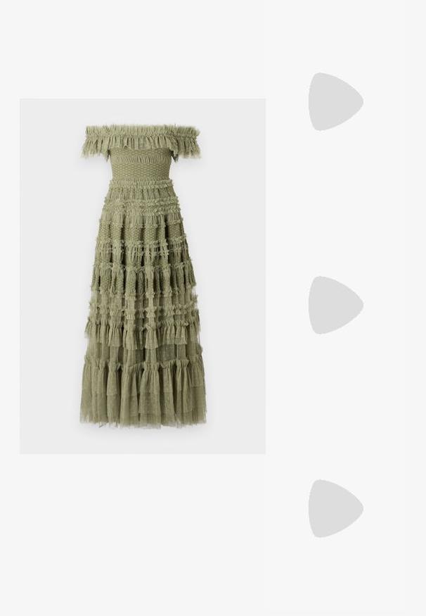 Olijfgroene off-the-shoulder jurk met gelaagde ruffles, een smock-borstvoeding en een gelaagde rok met textuurdetails en subtiele stippen.; Zwart patent slingback hak met een spitse neus, voorzien van een gestructureerde slangenprint, verstelbare band en een korte, gestructureerde blokhak.; Zwarte leren schoudertas met twee vo pockets, gouden gespen, ritsluiting en een smalle band. Tekstuur oppervlak en compacte rechthoekige vorm.; Gouden metalen oorbellen in de vorm van een gebogen, verlengde hoop. Kenmerkend zijn het gladde, glanzende oppervlak en de afgeronde punt voor extra detail.