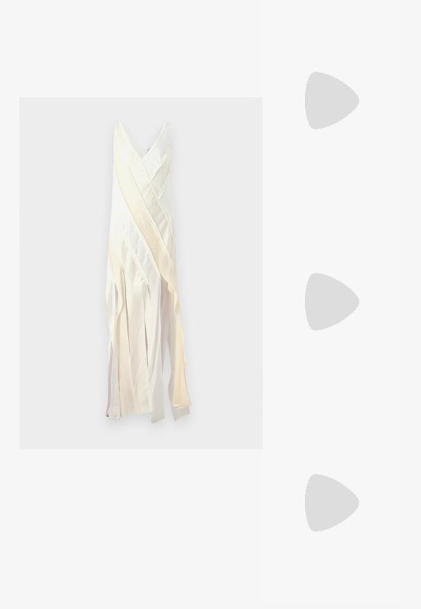 Krémové a slonovinové šaty s výstřihem do V, které mají vrstvené proužky látky, různé textury a délky pro splývavý siluetu.; Zlaté sandály na podpatku s texturovaným, skládáním, a výraznou mašličkou. Náramek kolem kotníku s nastavitelnou sponou, střední blokový podpatek.; Černá kožená crossbody taška se dvěma předními kapsami, zlatými přezkami, zipovým uzávěrem a štíhlým popruhem. Texturovaný povrch a kompaktní obdélníkový tvar.; DKNY INLAY STUD - Náušnice - black/gold-coloured