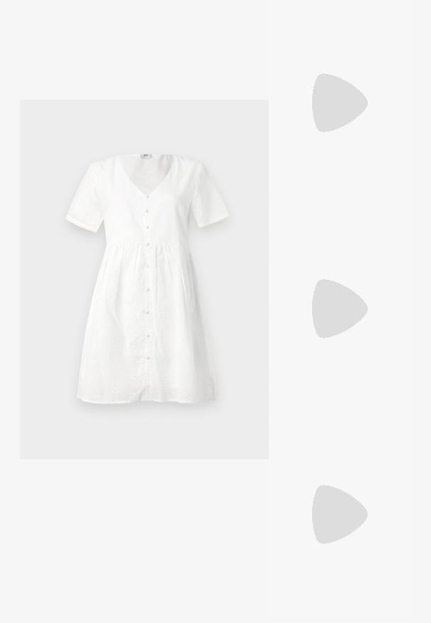 Bílé bavlněné šaty s krátkým rukávem, V-výstřihem, předním zapínáním na knoflíky a květinovými detaily z očkování. Šaty mají rozšířený střih sukně.; Krémové sandály na podpatku s otevřenou špičkou, silným blokovým podpatkem, tenkým páskem kolem kotníku a jemným lesklým povrchem. Akcent s přezkou na pásku.; Tkaná slámová kabelka v béžové barvě s zakřiveným tvarem, krátkým držadlem a bočním zipem. Vyznačuje se texturovaným povrchem a minimalistickým designem.; Náušnice ve zlatém tónu s oválnými průhlednými krystaly obklopenými menšími průhlednými kameny, se zapínáním na háček pro bezpečné nošení.