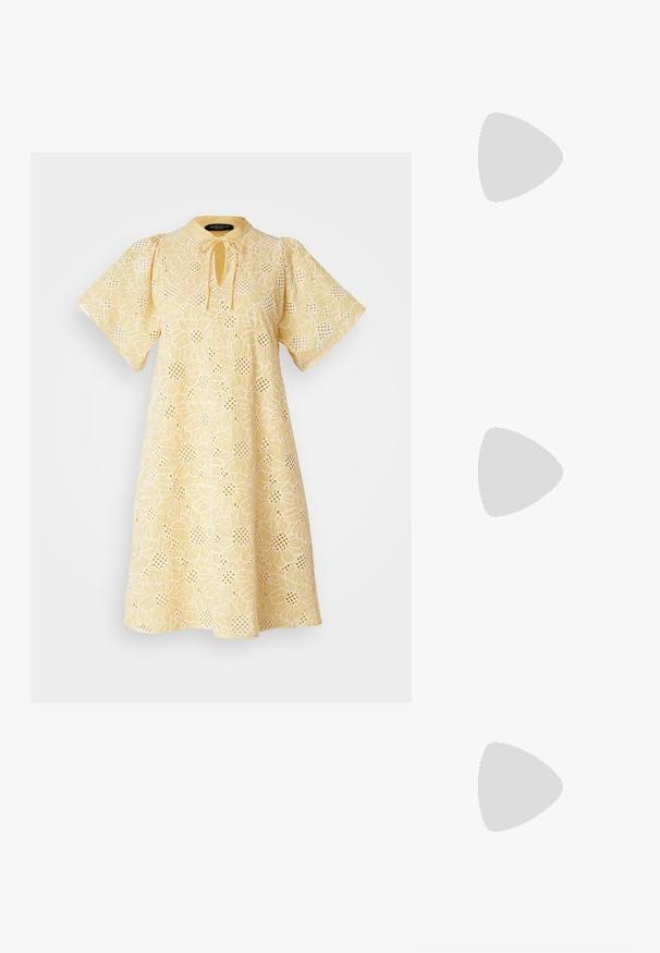 Bruuns Bazaar WOODBINEBBJULIA - Kasdienė suknelė - light yellow; Baltas lakinės oda slingback batelis su smailiu nosiu ir žemu blokiniu kulnu. Yra subtilus dirželis su auksiniu užsegimu.; Juodas odinis rankinės maišas su raukšlėtu dizainu, trumpomis apvaliomis rankenomis ir nuimamu peties diržu. Lygi tekstūra ir minkštas siluetas.; Sidabrinės širdelės formos užraktai su išgraviruotais žodžiais "TAIP" ir "NE", poliruotas paviršius, simetriškas dizainas ir tvirtas metalinis užraktas.