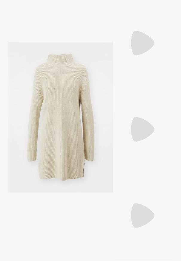 Beige kötött pulóverruha magas nyakkal, hosszú ujjakkal és oldalsó hasítékokkal. Ribbed textúrája van, amely kényelmes és laza illeszkedést biztosít.; Fekete bőrből készült bokacsizma fényes felülettel, lekerekített orral, kontrasztos barna részletekkel, vastag sarkával és oldalsó cipzárral.; Fekete bőr táska két hosszú fogantyúval, texturált felülettel, aranyszínű fém kiegészítőkkel és burgundi címkével. Tágas kialakítás, nyitott tetejű.; Aranyozott nyaklánc sima, ívelt középső díszítéssel. Rugalmas lánccal rendelkezik, homárzárral és további állítható láncszemekkel.