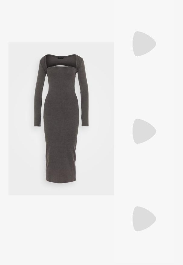 Pitkähihainen, ribatoitu mekko tummanharmaana, neliömäisellä kaula-aukolla ja leikattu yksityiskohta rinnan alla, istuva siluetti ja nilkkapituinen helma.; Mustat patenttimokkaiset slingback-korkokengät, joissa on terävä kärki, ohut korko ja säädettävä solkikiinnitys. Sileä pinta vähäisellä yksityiskohdalla.; Mustekattu musta käsilaukku, jossa on sileä nahkapinta, varustettu ketjusangalla ja geometrisilla timanttikuvioilla pinnassa.; Kultainen metallinen ranneketju, jossa on sulava ja kaareva muotoilu. Yhdessä päässä on pieni, hallitseva hopeanvärinen korostus.