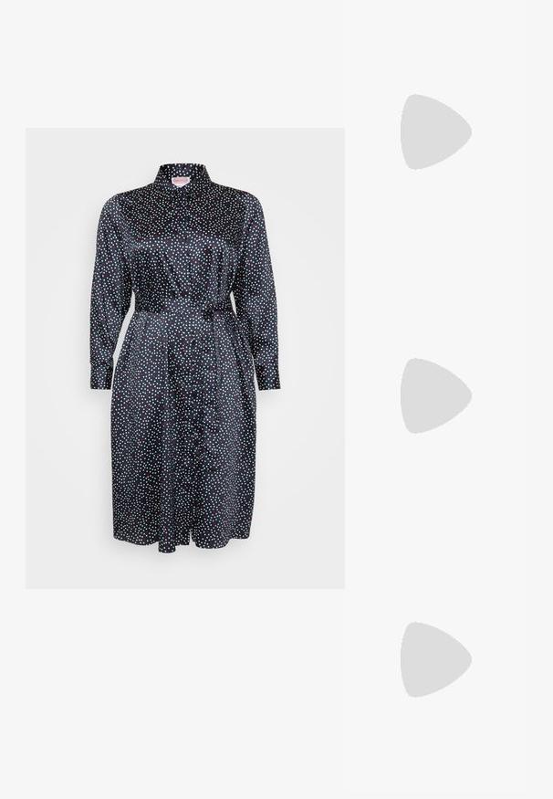 Abito camicia blu scuro con pois bianchi e rossi. Presenta un colletto, maniche lunghe, vita con cintura e una finitura in tessuto lucido e liscio.; Décolleté in vernice nera con punta affusolata e tacco in geometria cubica. Presentano un design elegante e minimalista, con una texture liscia.; Borsa a tracolla nera in pelle con una forma curva, manico rimovibile e accessori dorati. La borsa presenta una patta con un dettaglio a fibbia.; Anello in tono oro con un design organico e Twisted, caratterizzato da una superficie liscia e punte affusolate, che crea un aspetto moderno e scultoreo.
