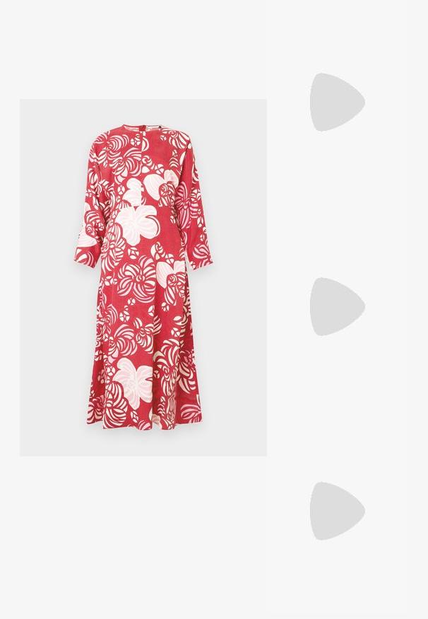 Abito rosso a maniche lunghe, con motivo a vortice bianco. Realizzato in tessuto liscio, presenta una scollatura arrotondata e una cerniera posteriore.; Stivaletto in pelle verniciata nera con punta a punta e tacco a blocco di altezza media. Texture liscia e design minimalista.; Borsa a spalla in pelle nera liscia con parte superiore curva, tracolla singola, chiusura con zip e piccolo logo in argento al centro frontale.; Anello doppio in argento con superficie liscia e lucida. Presenta un design fluido e curvo con sezioni sovrapposte per un aspetto moderno.