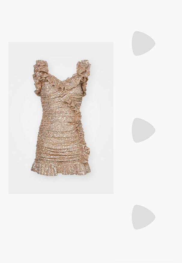 Robe courte et ajustée en tissu doré métallisé avec des sequins, dotée de bretelles à volants et d'une texture froncée sur l'ensemble.; Escarpins en cuir verni noir avec bout pointu et talon bloc géométrique. Présente un design élégant et minimaliste ainsi qu'une texture lisse.; Sac en nylon noir à l'épaule avec une forme incurvée, accent en chaîne argentée, pochette mini amovible et bandoulière ajustable ; présente le logo "Steve Madden".; Boucles d'oreilles dorées présentant des formes texturées et ondulées. Comprend des clips sculpturaux et un design de créoles ouvertes avec une finition martelée.