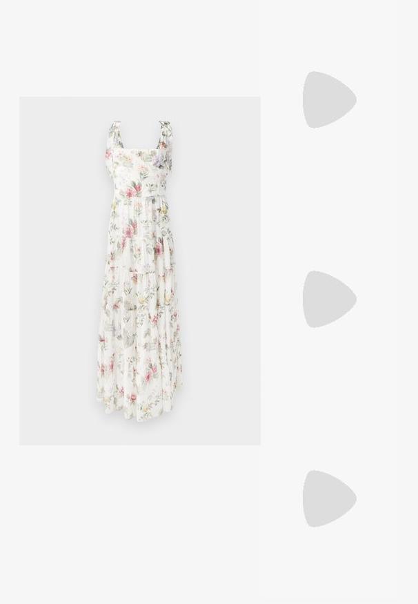 Rochie maxi florala dintr-un material usor. Prezinta decolteu patratos, bretele reglabile si o silueta in straturi, fluidă, în culori pastel.; Sandale albe cu toc mic, curele subțiri și o textură netedă din piele; prezintă o cataramă decorativă mică.; Geantă de umăr din piele neagră cu un design pliat, textură netedă, curea unică și un accent subtil din metal auriu.; Păr creț, de culoare brunetă, ten deschis, purtând cercei de aur. Fundalul este gri neutru, punând accent pe trăsăturile faciale ale subiectului.