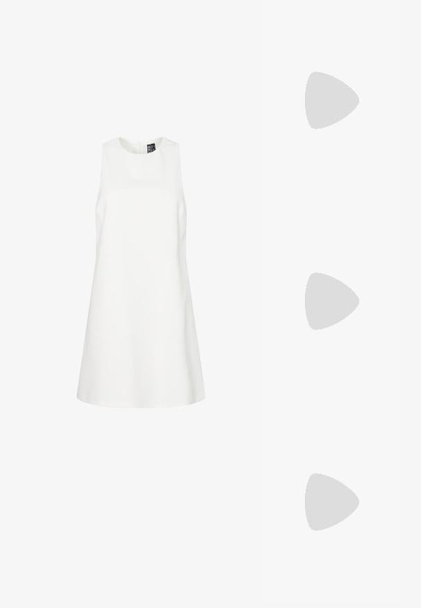 Balta berankovė suknelė su apvaliu iškirpimu, A formos siluetas, lygus paviršius ir paslėptas užtrauktukas nugaroje. Paprastas ir minimalistinis dizainas.; Auksiniai, metaliniai slingback aukštakulniai bateliai su smailiu pirštu ir masyviu kulnu. Lygus paviršius, minimalizmo dizainas ir siaura juostelė.; Juodas odinis krepšys su išlenkta forma, nuimamu dirželiu ir auksiniais detalėmis. Krepšys turi kilpą su sagtimi.; Auksinės auskarai, turintys tekstūruotus, bangų formos elementus. Įeina skulptūriniai segami auskarai ir atviri lankai su išmuštu paviršiumi.