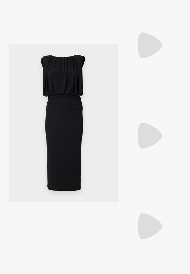 Robe noire avec un corsage froncé et drapé, taille ajustée et jupe droite. Fabriquée en tissu côtelé, doux et avec une texture lisse.; Des sandales noires à talons hauts avec des fines lanières au design noué, un bout carré lisse et un talon aiguille élégant.; Sac à main en métal gris clair avec une bandoulière en chaîne, orné de petits clous métalliques ronds et d'un logo de marque triangulaire.; Boucles d'oreilles en argent avec une finition lisse et brillante. Forme arrondie, conception légère, avec un fermoir à tige.