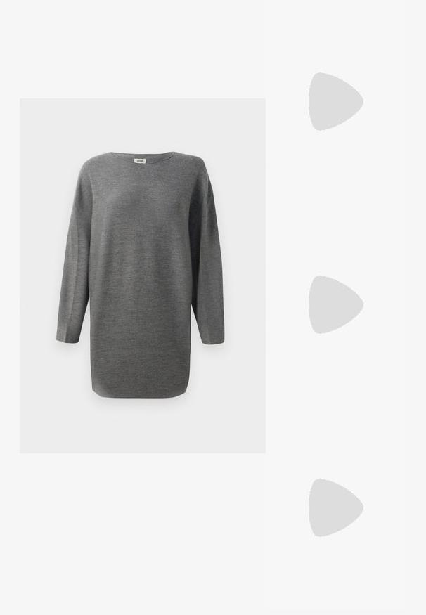 Pull en tricot gris à manches longues à coupe loose avec un col rond et un ourlet droit, présenté sur fond blanc.; Des sandales noires à talons hauts avec des fines lanières au design noué, un bout carré lisse et un talon aiguille élégant.; Sac à main en métal gris clair avec une bandoulière en chaîne, orné de petits clous métalliques ronds et d'un logo de marque triangulaire.; Boucles d'oreilles en argent avec une finition lisse et brillante. Forme arrondie, conception légère, avec un fermoir à tige.