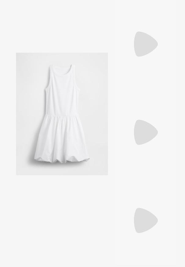 Varrukateta valge kleit ribatud kudumisega bodice'iga, ümar kaelus ning kogutud mullseelik, rippumas valge tausta ees.; Mustad platvormi kontsad terava ninaga ja reguleeritava pahkluuraamiga. Valmistatud siledast nahast, funktsioneerib massiivse plokknäheeliga.; Mustast nahast kott sujuva tekstuuriga, ristkülikukujuline ja kahe pika sangaga. Pole nähtavat riistvara ega kaunistusi.; Hõbedased rõngaskõrvarõngad, millel on sile ja poleeritud viimistlus. Ümmargune kuju, kerge disain, millel on turvaline sulgemismehhanism.