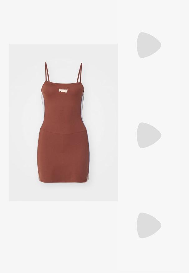 Rjava obleka s prilegnjenim krojem in tankimi naramnico, ki na prsih nosi belo logotip in kontrastne svetlo modre stranske panele. Gladka tekstura, minimalen dizajn.; Črne natikače s trakovi in kvadratnim prstom ter nizkim blokastim peto. Imajo več tankih trakov in nastavljiv trak okoli gležnja. Narejene so iz gladkega usnja.; Črna usnjena torba s gladko teksturo, strukturirano obliko, dvema ročkama in izrazitim srebrnim sponko na sprednji strani.; Srebrn dvojni prstan z gladko, polirano površino. Ima tekoč, ukrivljen dizajn z prekrivajočimi se sekcijami za sodoben videz.