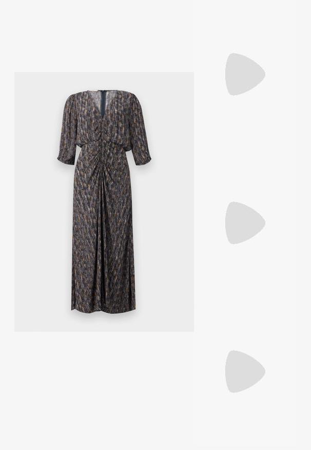 Maxikleid in dunklen Tönen mit abstraktem Muster, aus leichtem Stoff gefertigt. Verfügt über einen V-Ausschnitt, geraffte Details und halblange Ärmel.; Schwarze, hochhackige Sandalen mit dünnen Riemen und einem geknoteten Design, einer glatten, rechteckigen Zehenpartie und einem eleganten Stiletto-Absatz.; Hellegraue metallische Handtasche mit einer Kettenriemen, verziert mit kleinen kreisförmigen metallic Nieten und einem dreieckigen Markenlogo.; Silberne Creolen mit einer glatten, glänzenden Oberfläche. Abgerundete Form, leichtes Design, mit einer Steckverschluss. 
