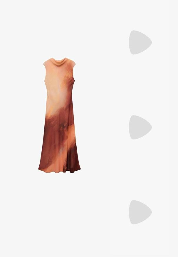 Maxikleid in einer Mischung aus warmen Pfirsich- und Rosttönen. Ärmelloses Design mit einem drapierten Ausschnitt und fließendem Material, das eine elegante Silhouette erzeugt.; Goldene, hochhackige Sandale mit eleganter Form, dünnen Riemen, einem Knöchelband und einem minimalistischen metallischen Absatz. Glatte Textur.; Weiße Lederhandtasche mit strukturiertem Design, ausgestattet mit einem Magnetverschluss und einem Schulterriemen, präsentiert vor einem neutralen Hintergrund.; Goldfarbener Ring mit einem organischen, gedrehten Design, glatter Oberfläche und sich verjüngenden Enden, was ein modernes, skulpturales Erscheinungsbild erzeugt.