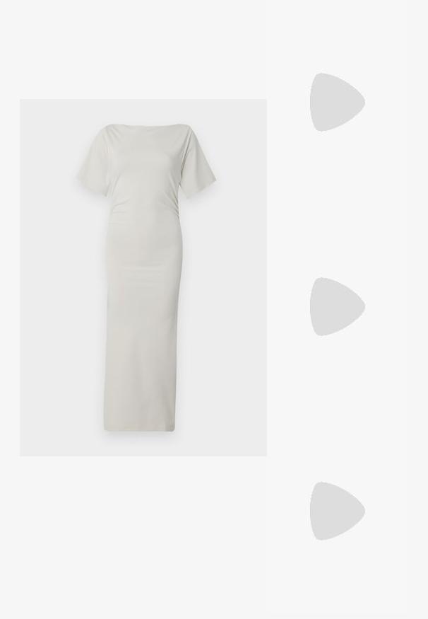 Bodycon obleka iz lahkega, gladkega, kremastega materiala. Ima čolnasti izrez in kratke rokave. Dolga, oprijeta silhueta brez vzorcev.; Bele usnjene športne copate z debelim belim podplatom, črnimi semišnimi detajli na peti in utisnjenim logotipom na strani. Zavezovanje s šestimi luknjicami.; Črne prevelike sončne očala geometrijske oblike, z temnimi lečami in kontrastno sivo podrobnostjo na okvirju. Logo na ročaju.; Srebrne obročaste uhane z gladko, sijočo površino. Zaobljena oblika, lahka zasnova, z zapiranjem na zatič.