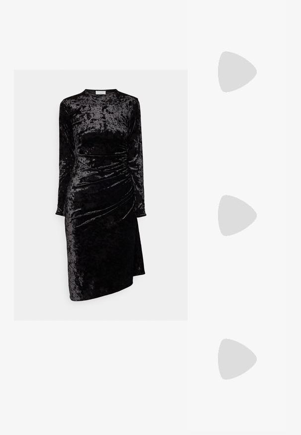 Svart sammetsklänning med långa ärmar, hög hals och rynkad sidodetalj, med en figurnära silhuett och asymmetrisk fåll.; Bershka Sandaletter - black; Kattögon-solglasögon med en matt svart plastbåge, mörka linser och en guldlogotyp som accent på skalmen. Vinklad design och jämn yta.; Mascara BÉBHINN - Handväska - gold-coloured