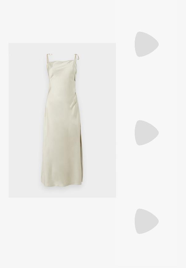 Satin-Trägerkleid in hellem Beige, mit verstellbaren Schulterträgern, einem geraden Ausschnitt und einem seitlichen Schlitz für Komfort und Bewegungsfreiheit.; Schwarze, hochhackige Sandalen mit dünnen Riemen und einem geknoteten Design, einer glatten, rechteckigen Zehenpartie und einem eleganten Stiletto-Absatz.; Hellegraue metallische Handtasche mit einer Kettenriemen, verziert mit kleinen kreisförmigen metallic Nieten und einem dreieckigen Markenlogo.; Silberne Creolen mit einer glatten, glänzenden Oberfläche. Abgerundete Form, leichtes Design, mit einer Steckverschluss. 