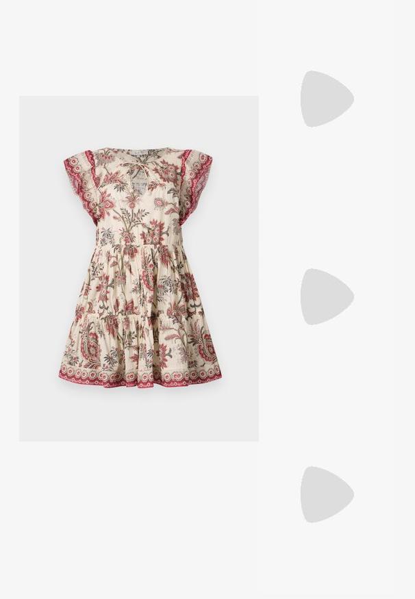 Blomsterprint kjole i creme, med korte flæseærmer, samlet talje og kontrasterende røde detaljer ved halsudskæringen og kantlinjen.; Sort læderballetsko med rund tå, glat tekstur, minimal syning og et fleksibelt såldesign.; Sort læder halvmåne taske med en guldfarvet hardware detalje, der har en lynlåslukning. Båret som crossbody over en grå sweater.; Guldtonede knude-stud øreringe med et vredet design. Hver ørering har en cirkulær klar bagside for sikker brug.