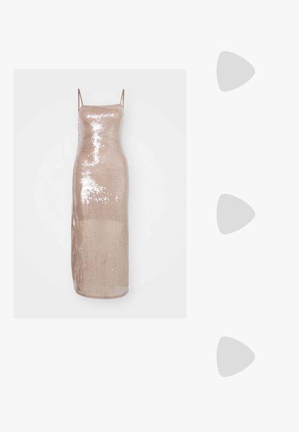 Garā, pieguļoša kleita no spīdoša ķermeņa krāsas auduma ar spirālēm, ar smalkām plecu siksnām un augstu sānu šķēlumu papildu detaļām un tekstūrai.; Melnas strappy sandales ar kvadrātveida purngaliem un zemu bloku papēdi. Ievērojamas ar vairākiem plāniem siksniņām un regulējamu potītes siksniņu. Izgatavotas no gludas ādas.; Melna ādas crossbody soma ar gludu faktūru, taisnstūrveida formu un metalizētu ķēdes detaļu priekšā. Iekļauta regulējama siksna.; Sudraba divu joslu gredzens ar gludu, pulētu virsmu. Iezīmējas ar plūstošu, izliekta dizaina struktūru ar pārklājošām sekcijām modernam izskatam.