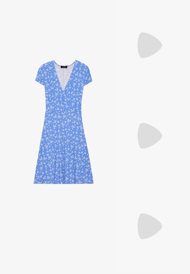 Blauwe bloemen wikkeljurk met korte mouwen, voorzien van een V-hals, zachte stof en een uitlopende rok versierd met witte bloem patronen.; Witte slingback hak met een spitse neus, glad bovenmateriaal, lage blokhak en een design met uitsparingen aan de zijkant, voorzien van een verstelbare gespsluiting.; Ronde zonnebrillen met donkere glazen en gouden montuur. Het model draagt een lichtblauwe, geribbelde cardigan met knopen en contrasterende witte mouwen.; Michael Kors polsbandje in beige gecoate canvas met een herhaald MK-logo patroon, gouden hardware en een afneembare kettingriem.