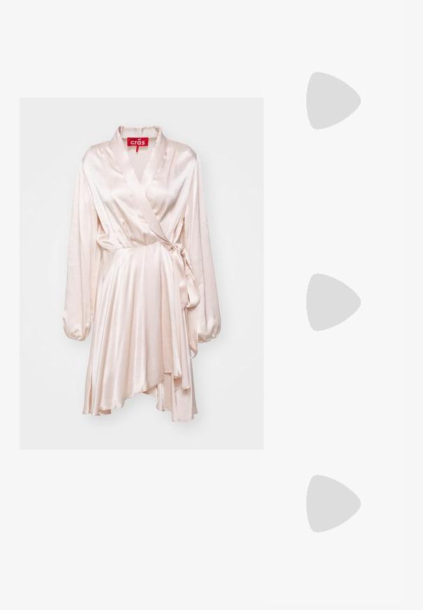 Cras LAURA DRESS - Kokteiļkleita/ballīšu kleita - champagne white; Burgundijas krāsas slingback papēži ar norādītu purngalu, sānu izgriezumiem un vidēja auguma bloku papēdi. Gluda ādas apdare.; Balta ādas rokassoma ar noapaļotu formu, uz kuras priekšpuses ir izgriezts "CK" logo un viena plecu siksna. Augšā aizverama ar rāvējslēdzēju.; Zelta apšuvuma kaklarota ar gludu, izliekta centrālo akcentu. Iekļauj elastīgu ķēdi ar homaru slēdzeni un papildu regulējamām ķēdes saitēm.
