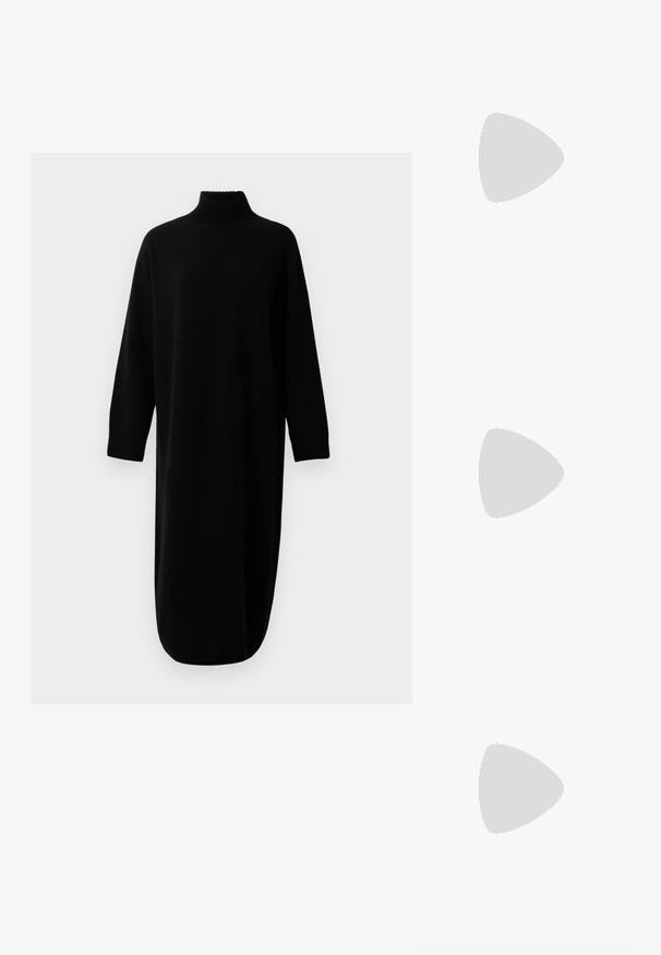 Schwarzes, langärmliges, gestricktes Midi-Kleid mit Stehkragen und gerippten Bündchen und Saum, vor einem schlichten weißen Hintergrund präsentiert.; Schwarze Lack-Slingback-Pumps mit spitzem Zehenbereich, versehen mit strukturiertem Schlangenprint, verstellbarem Riemen und einem kurzen, strukturierten Blockabsatz.; Schwarze Leder-Umhängetasche mit zwei vorderen Taschen, goldenen Schnallen, Reißverschluss und einem schmalen Tragegurt. Texturierte Oberfläche und kompakte rechteckige Form.; Goldfarbene Metall-Hoops mit einer geschwungenen, länglichen Form. Sie verfügen über eine glatte, glänzende Oberfläche und eine abgerundete Spitze für zusätzliche Details.