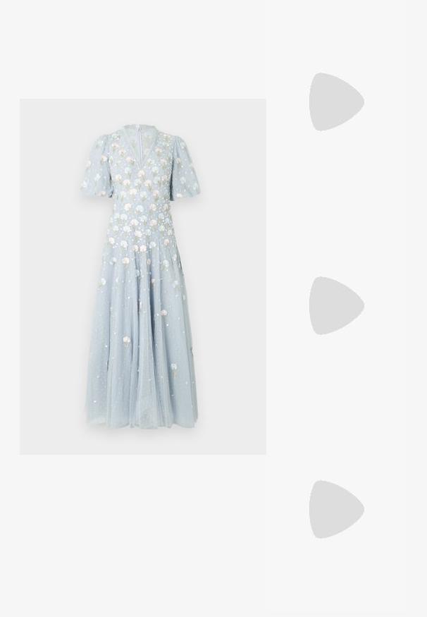 Ljusblå maxiklänning i tyll med blomsterbroderier i pastellfärger, puffärmar och en V-ringning med dragkedja i ryggen.; Svart läder hög klack sandalett med öppen tå, asymmetrisk design, ankelrem och en metallisk konformad klack. Slät textur genomgående.; Vit läderhandväska med texturerad yta, med guldkedjeslinga och svarta accenter. Inkluderar en framsida ficka och dragkedjestängning.; Guldtonade örhängen med en rektangulär, klar kristall som hänger under en rad av små, runda klara accenter. Snygg, modern design.