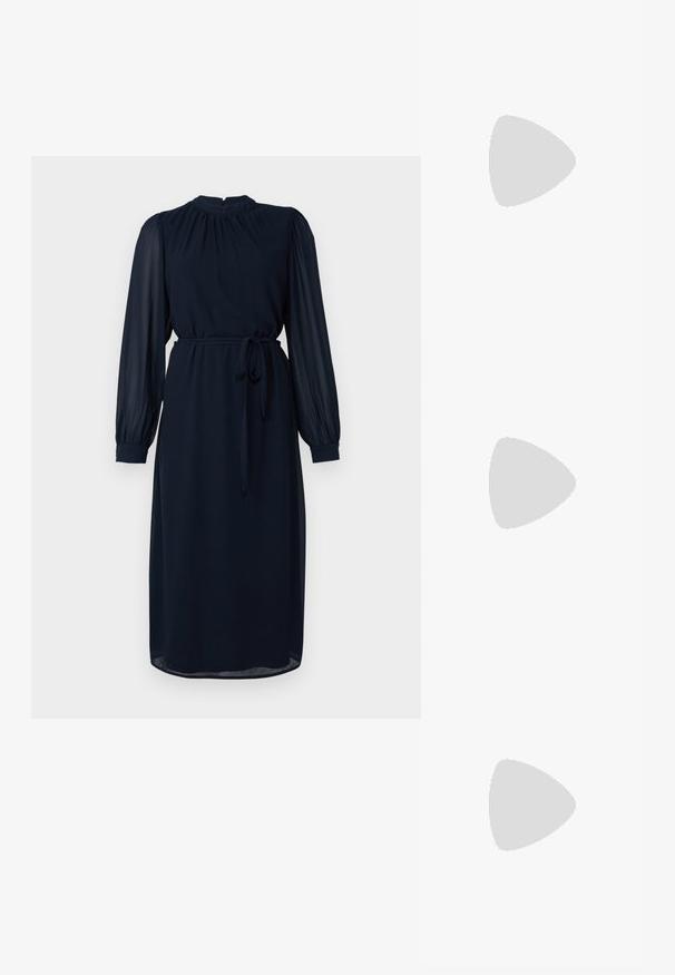 Robe bleu marine avec de longues manches transparentes, un col haut et une ceinture à la taille. Fabriquée dans un tissu lisse, avec une silhouette droite et fluide.; Bottes de cowboy en cuir marron avec un bout pointu et un talon bloc, présentant des coutures détaillées et des accents en relief sur la tige.; Pochette en cuir noir avec un rabat et un détail en boucle en métal doré. Inclut une sangle noire et un design épuré et minimaliste.; Boucles d'oreilles en argent en forme de créoles avec un design torsadé, dotées d'une finition polie et d'une fermeture à poussoir. Mesurent environ 3 cm de diamètre.