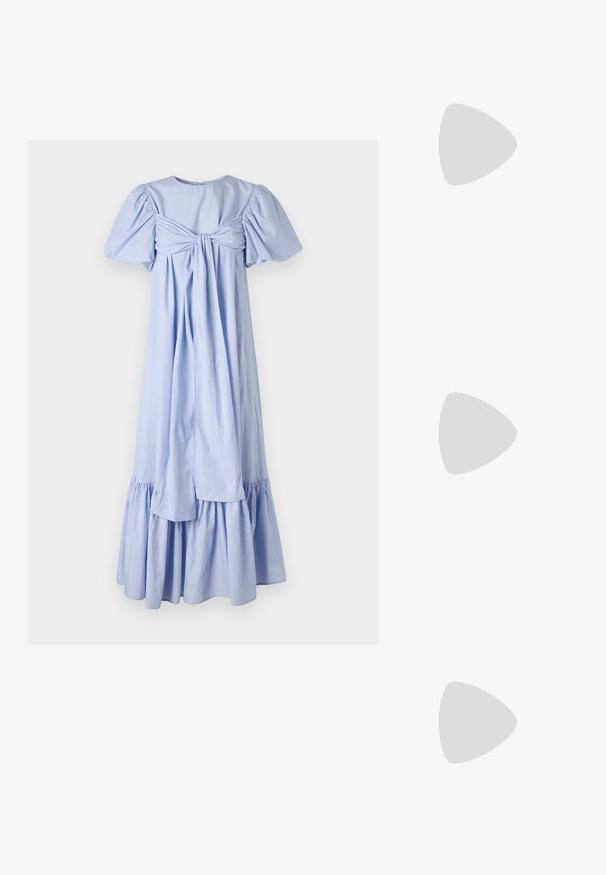 Robe en coton bleu clair avec des manches bouffantes, un détail à nouer dans le dos et un ourlet à volants en niveaux. Présente une texture lisse et une coupe décontractée.; T-shirt en coton blanc avec un grand graphisme de homard rouge vif sur le devant. Manches courtes et design à col rond standard.; Baskets montantes en toile blanche avec semelle en caoutchouc noir, capuchon en caoutchouc à l'avant, et six œillets pour les lacets, présentant un design épuré et minimaliste.; Sac à main en cuir rouge avec un design angulaire et géométrique. Il dispose d'une seule sangle ajustable et d'une fermeture à rabat avec un detailing cousu.