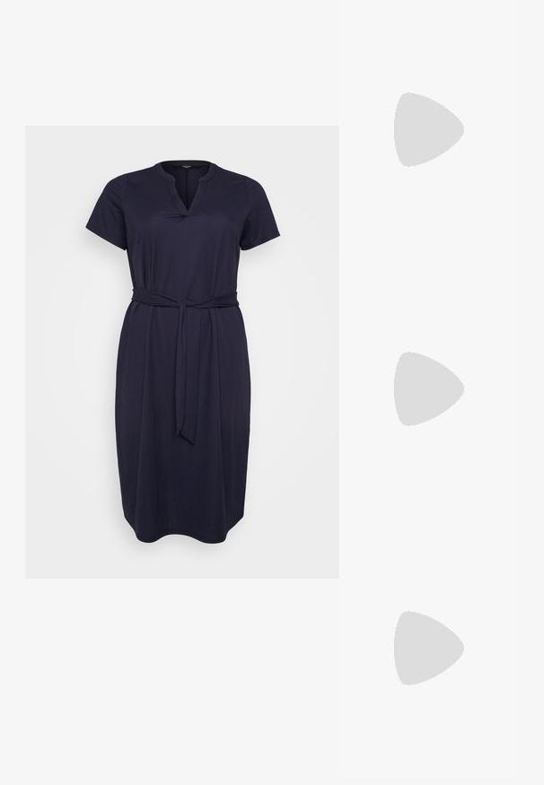 Laivaston lyhythihainen mekko, jossa on V-kaula-aukko, vyöllinen vyötärö ja pehmeä kangas. Ominaisuuksiin kuuluu rento istuvuus ja polvimittainen helma.; Mustat hihnalligat, joissa on neliön muotoinen kärki ja matala lohkokorko. Ominaisuuksiin kuuluu useita ohuita hihnoja ja säädettävä nilkkahihna. Valmistettu sileästä nahasta.; Musta nahkainen olkalaukku, jossa on sileä pinta, suorakulmainen muoto ja metalliketju yksityiskohtana edessä. Mukana säädettävä hihna.; Kultaketju, jossa on orgaaninen, kierretty muotoilu, sileä pinta ja cappatut päät, luoden modernin, veistoksellisen ilmeen.