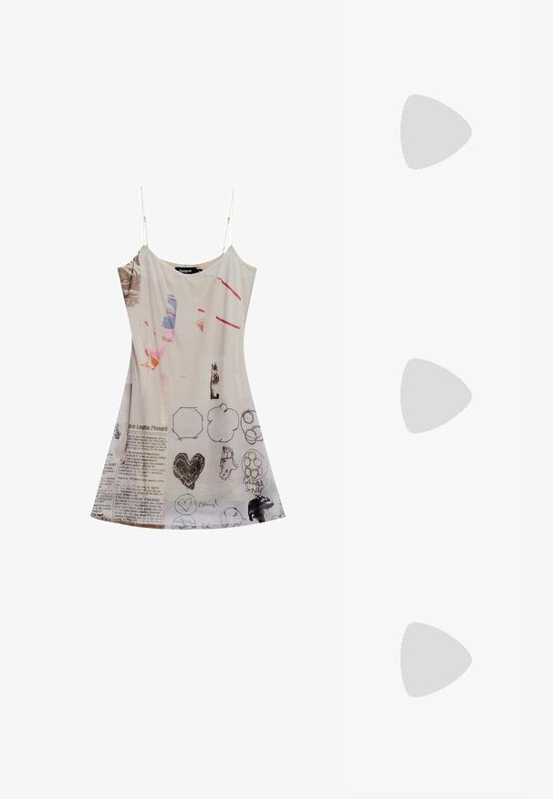 Vestido de tirantes de spaghetti en tejido blanco transparente con estampados gráficos mixtos, bocetos y texto. Diseño holgado, de longitud hasta la rodilla con una forma fluida.; Chancla negra con una plantilla texturizada, tiras delgadas y una suela de goma que presenta una línea de acento verde y azul a lo largo de la base.; Gafas ovaladas negras con cristales transparentes, con un acabado suave y patillas anchas. Los cristales tienen un ligero tinte morado. Logo en el lado.; Collar de cadena de oro con un colgante de letras que deletrean "MOSCATO". Textura suave con un cierre de langosta y eslabones de tamaños variados.