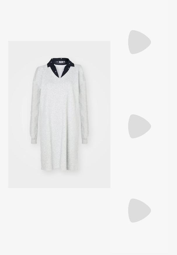 Helles graues Langarmkleid mit V-Ausschnitt und dunkelblauem Kragen. Weicher Stoff, lockere Passform, schlichtes Design, geeignet für Freizeitkleidung.; Weißes Baumwoll-T-Shirt mit einem großen, leuchtend roten Hummer-Design auf der Vorderseite. Mit kurzen Ärmeln und klassischem Rundhalsausschnitt.; Weiße hochwertige Leinensneaker mit schwarzer Gummisohle, vorderem Gummizehenschutz und sechs Ösen für Schnürsenkel, die ein sauberes, minimalistisches Design aufweisen.; Rote Lederhandtasche mit einem kantigen, geometrischen Design. Verfügt über einen verstellbaren Schulterriemen und einen Klappenverschluss mit genähten Details.