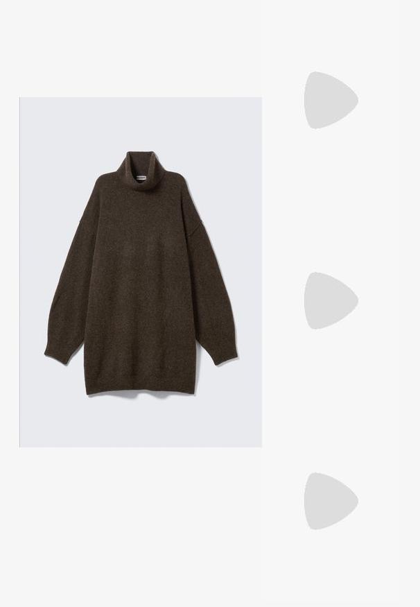 Túlméretezett barna magasnyakú pulóver lelógó vállakkal, bordázott nyakkal és puha, texturált anyaggal. Egyszerű, laza kialakítás.; Arany, fémből készült slingback sarkú cipők hegyes orral és vastag sarokkal. Simaság, minimalista design és keskeny pánt jellemzi.; Fekete bőrtáska ívelt formával, levehető pánttal és arany színű fémrészekkel. A táskán egy csattal díszített fedél található.; Aranyszínű fém fülbevaló, elegáns, ívelt formával. Különleges hegyes alak, fényes felszín és zsanéros záródás jellemzi.