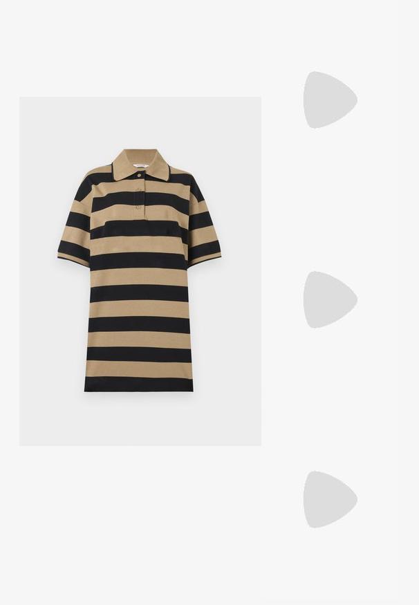 Polo majica s horizontalnim crnim i smeškim prugama, ovratnikom i tri dugmeta. Napravljena od mekog, lakog materijala.; Crne kožne balerinke, uski vrh, minimalistički dizajn, glatka tekstura, niska peta, bez vidljivih dodataka ili ukrasa.; Crna kožna torba preko tijela s glatkom teksturom, pravokutnim oblikom i metalnim lancem na prednjoj strani. Uključena je podesiva naramenica.; Srebrne naušnice u obliku kapi s kvadratnom kopčom, koji imaju glatku, sjajnu završnu obradu i oblik suze, odražavajući svjetlost s sjajnom površinom.