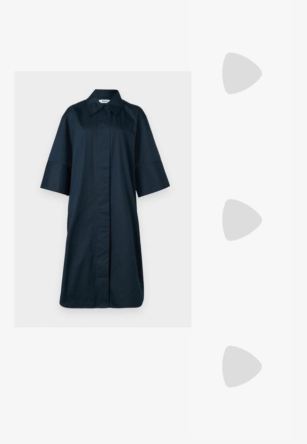 DAY Birger et Mikkelsen JACKIE - Skjortekjole - total eclipse; Beige flate sandal med flere slanke stropper og en justerbar spenne. Sålen er flat med en svak mørk kontrast langs kanten.; Hvit strukturert håndveske med korte håndtak og skulderreim, med detaljer i gullfinish og teksturert materiale, vist mot en grå bakgrunn.; Sett med seks gullringer med forskjellige design: flettede, bladmotiv og solide band; noen med grønne edelstener som aksenter.