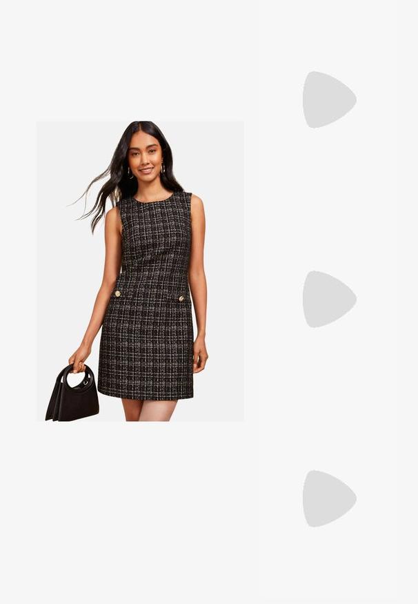 Friends Like These REGULAR FIT - Freizeitkleid - black white; Schwarzer Lackleder Slingback-Schuh mit spitzem Zehenbereich, Knöchelriemen mit silbernen Schnallen und Beschlägen sowie einem schlanken Absatz.; Schwarze Lederhandtasche mit geschwungener Form, abnehmbarem Tragegurt und goldenen Beschlägen. Die Tasche verfügt über einen Deckel mit einer Schnallen-Details.; Ohrringe in Goldoptik mit strukturierten, gewellten Formen. Beinhaltet skulpturale Clip-Ohrringe und ein offenes Hoop-Design mit gehämmertem Finish.