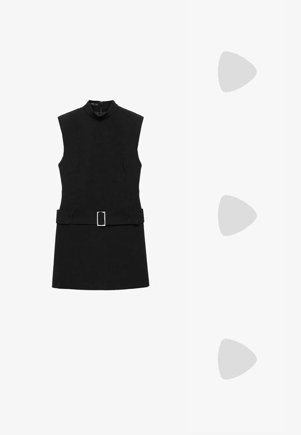 Mango Dnevna obleka - black; Črne lakirane slingback čevlje s zasukanim nosom, srebrnim okrasjem in nizkim blok peto. Gladka, sijoča tekstura po celotni površini.; Črna usnjena torba čez ramo z gladko teksturo, pravokotno obliko in kovinskim verižnim detajlom spredaj. Vključena je nastavljiva naramnica.; Srebrni uhani z kvadratnim studom, ki imajo gladko, polirano površino in obliko kapljice, ki odbija svetlobo z sijočo površino.