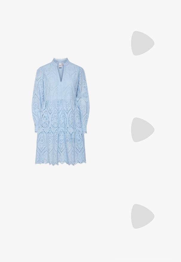 Ανοιχτό μπλε φόρεμα με περίπλοκα μοτίβα κοπής, λαιμόκοψη σε μορφή V, μακριά μανίκια και φούστα με επίπεδα και καμπυλωτές άκρες.; Μαύρο παπούτσι slingback από πατέντο δέρμα με μυτερή μύτη, λουράκια στον αστράγαλο που διαθέτουν ασημένιες αγκράφες και μεταλλικά στοιχεία, και λεπτό τακούνι.; Χρυσή μεταλλική τσάντα χειρός με δομημένο σχέδιο, λεία υφή και ρυθμιζόμενο λουρί. Διαθέτει μοναδικό τριγωνικό σχήμα και μινιμαλιστική ραφή.; Χρυσά σκουλαρίκια με υφή, κυματιστά σχήματα. Περιλαμβάνουν γλυπτικά κλιπ-σε σκουλαρίκια και σχέδιο ανοιχτού σκουλαρικιού με σφυρήλατη επιφάνεια.