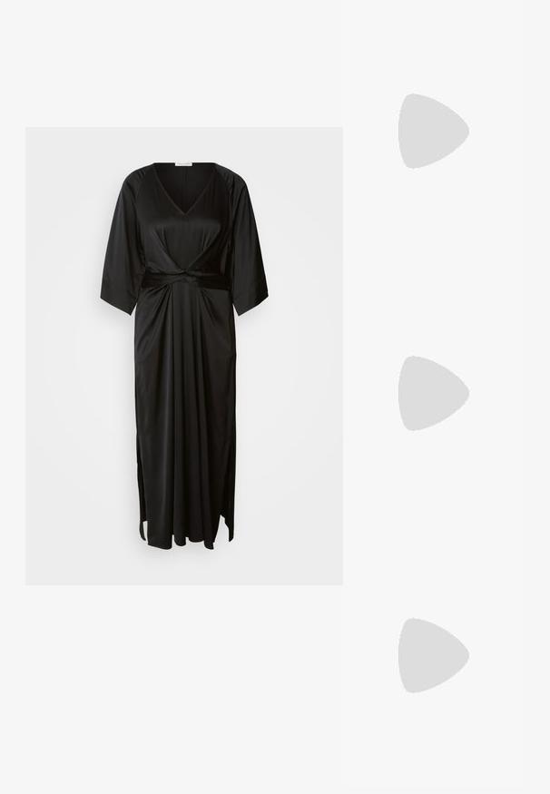 Rochie din satin negru, cu decolteu adânc în V, mâneci scurte și largi, detaliu la talie prin nod și fante laterale pentru o mișcare suplimentară. Textură netedă.; Sandal cu barete negre, cu vârf pătrat și toc mic de bloc. Prezintă mai multe barete subțiri și o bareta ajustabilă la gleznă. Fabricat din piele netedă.; Geantă de umăr din piele neagră, cu o textură netedă, formă rectangulară și un detaliu din lanț metalic în față. Include curea reglabilă.; Cercei din argint cu stud pătrat, având un finisaj neted și lustruit, într-o formă de lacrimă, care reflectă lumina cu o suprafață lucioasă.