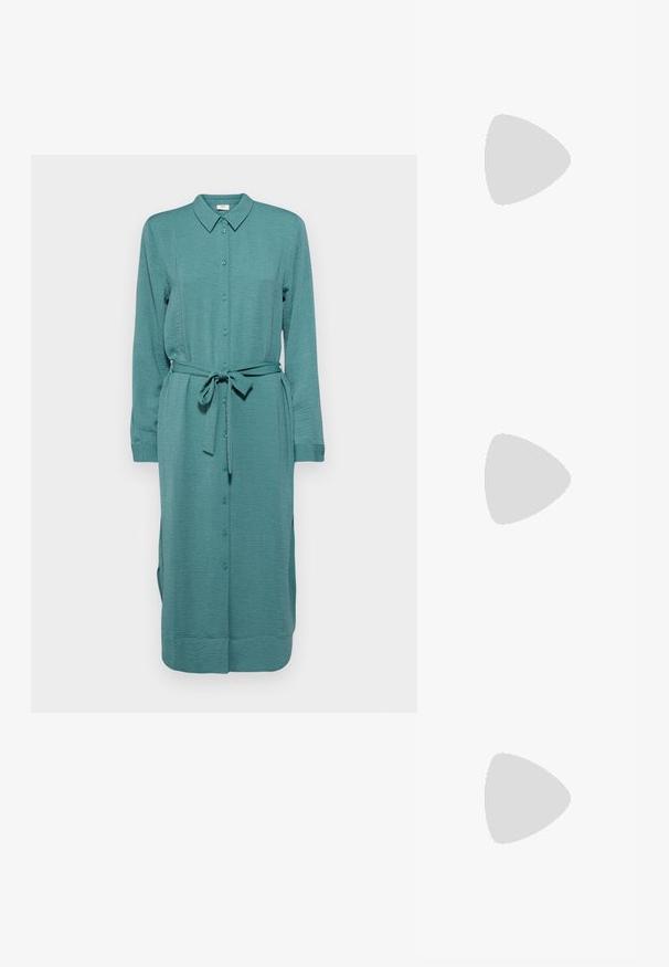 Abito blu di turchese con bottoni realizzato in tessuto strutturato, dotato di colletto, maniche lunghe, una cintura e spacco laterale per il movimento.; Stivali da cowboy in pelle marrone con punta affusolata e tacco a blocco, caratterizzati da dettagliati ricami e accenti rialzati sul gambale.; Occhiali da sole cat-eye con una montatura tartarugata nera e arancione, lenti marroni e punte affusolate e eleganti. Presentano un logo minimale sulla asta.; Orecchini a cerchio in argento con un design torciglionato, caratterizzati da una finitura lucida e chiusura a perno. Misurano circa 3 cm di diametro.