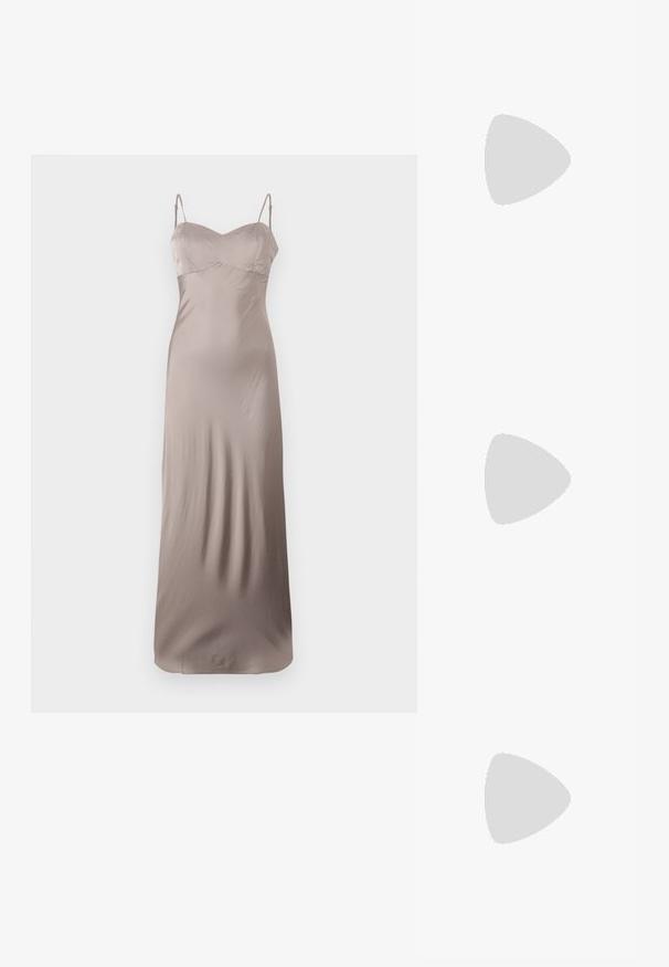 Satin slip kleita gaiši taupe krāsā, ar pieguļošu bodi un plānām regulējamām siksnām. Grīdas garuma ar gludu, spīdīgu tekstūru.; Melnas augstpapēžu sandales ar plāniem siksniņām un mezgla dizainu, gluda kvadrātveida purngalu un elegantu stiletto papēdi.; Gaiši pelēka metāla rokassoma ar ķēdes siksnu, rotāta ar mazām apaļām metāla kniedēm un trīsstūra zīmola logo.; Sudraba riņķveida auskari ar gludu, spīdīgu apdari. Apaļas formas, viegla dizaina, ar aizdari uz stieples.