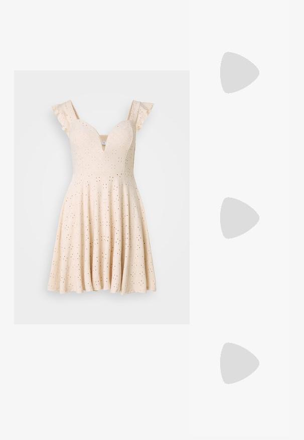 Gaiši bešs kleita ar dziļu V-veida kakla izgriezumu, volānu siksnām un acu rakstu. Plūst uz paplatināta svārka. Izgatavota no teksturētas auduma.; Melnas augstpapēžu sandales ar plāniem siksniņām un mezgla dizainu, gluda kvadrātveida purngalu un elegantu stiletto papēdi.; Gaiši pelēka metāla rokassoma ar ķēdes siksnu, rotāta ar mazām apaļām metāla kniedēm un trīsstūra zīmola logo.; Sudraba stīpas auskari ar gludu, spīdīgu virsmu, izceļas ar izliektaveida formu un aizdari ar tapu. Minimālistisks dizains ar mūsdienīgu apdari.