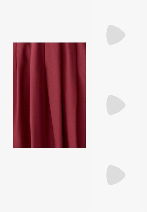 Tessuto bordeaux che mostra una morbida texture e drappeggio, con pieghe che creano profondità e movimento in tutta la superficie del materiale.; Slingback con tacco in vernice nera con punta affusolata, caratterizzato da una stampa a serpente testurizzata, cinturino regolabile e un tacco corto e testurizzato.; Clutch oro in paillettes con forma rettangolare, dotata di una maniglia in catena attorcigliata e una chiusura a scatto in metallo, che riflette la luce con una finitura testurizzata.; Orecchini a cerchio in tono oro con un design morbido e arrotondato, dotati di una chiusura a filo sottile e una finitura lucida per un aspetto brillante.