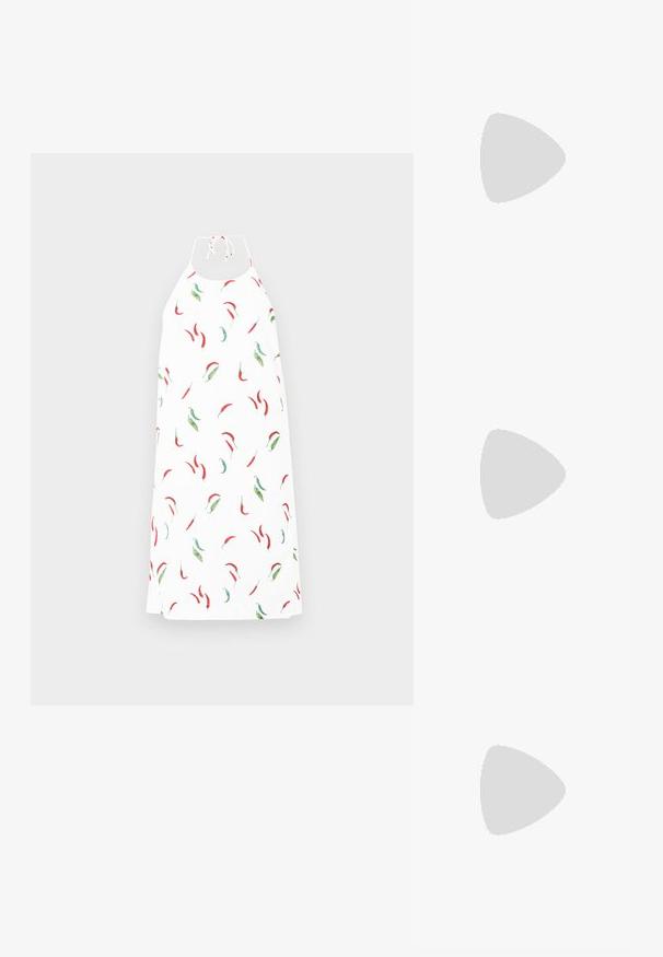 Halterneck-Kleid aus einem weißen Stoff, der mit einem verstreuten Muster von roten und grünen Chilischoten verziert ist. Glatte Textur, lockere Passform.; Beige Lackleder Slingback-Absätze mit spitzem Fuß und 5 cm Absatz, mit ausgeschnittenen Seiten und einem schmalen Knöchelriemen.; Schildpatt-Sonnenbrille mit länglich-ovalen Gläsern, braunem Farbton, goldenen Logo-Akzenten an den Bügeln und schlanken schwarzen Bügeln.; Beige gemusterte Handtasche mit geschwungener Form, Lederakzenten und einem goldfarbenen Logo auf der Vorderseite. Verfügt über einen kurzen Griff für einfaches Tragen.