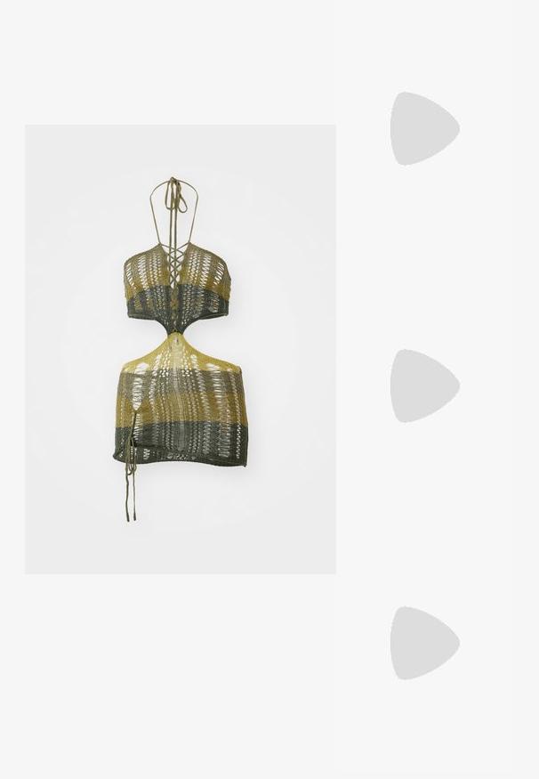 Olíva zöld és sárga színű, kötött crop top, V-nyakkal, nyitott hátsó résszel és fonott kötőelemekkel. Könnyű fonalból készült, texturált dizájnnal.; Fekete patentbőr loaferek alacsony blokk sarkú kivitelben, feltűnő aranyszínű csattal és texturált, barázdált talppal.; Fekete téglalap alakú napszemüveg sötét lencsékkel. Vastag műanyag keret, sima textúrával és lekerekített élekkel. Stílusos szárak kinyúlnak oldalra.; Michael Kors bézs bevonatos vászon karkötő, amely ismétlődő MK logó mintával, aranyszínű fémrészletekkel és levehető lánchordóval rendelkezik.